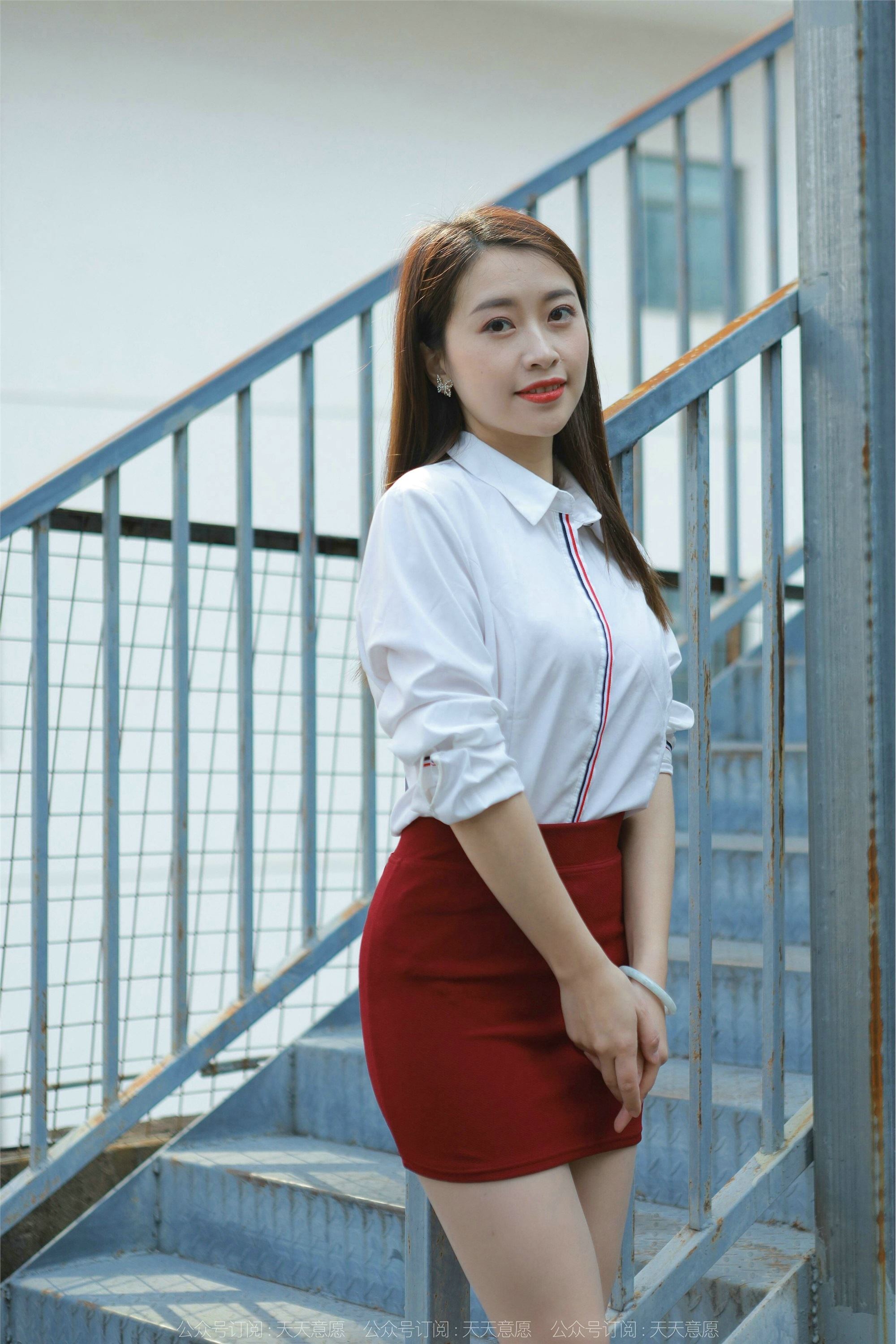 IESS异思趣向  2022.02.17 丝享家1006：小婕《性感红色包臀裙》